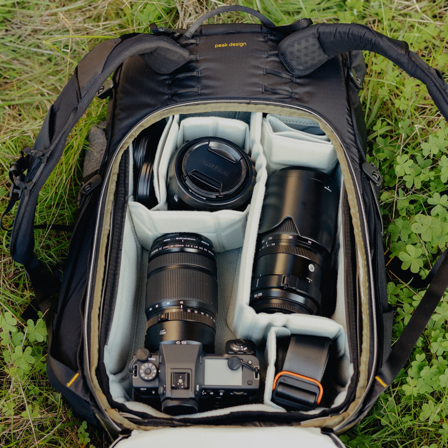 Peak Design Outdoor Backpack 45L Kelp – konfiguracja pod sprzęt foto i laptop