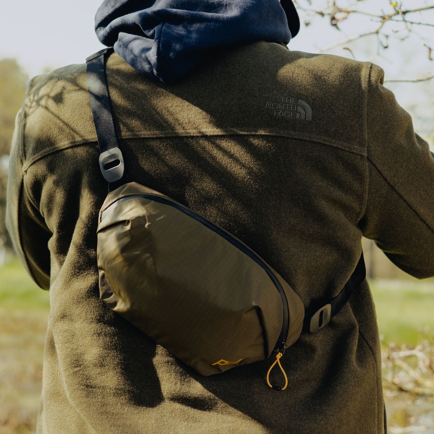 Peak Design Outdoor Sling 2L sposób noszenia