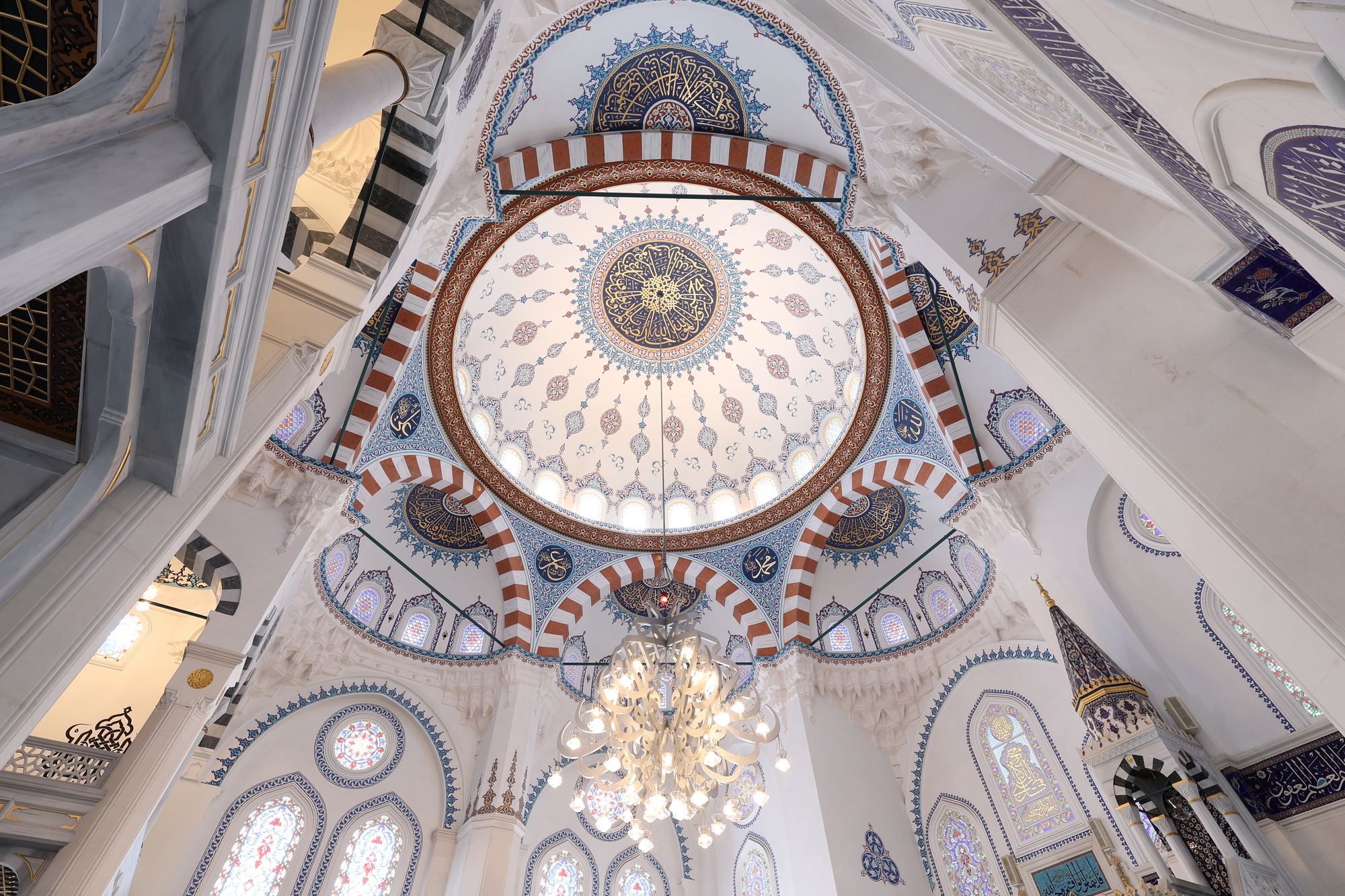 Lekki i kompaktowy obiektyw Canon RF do podróży