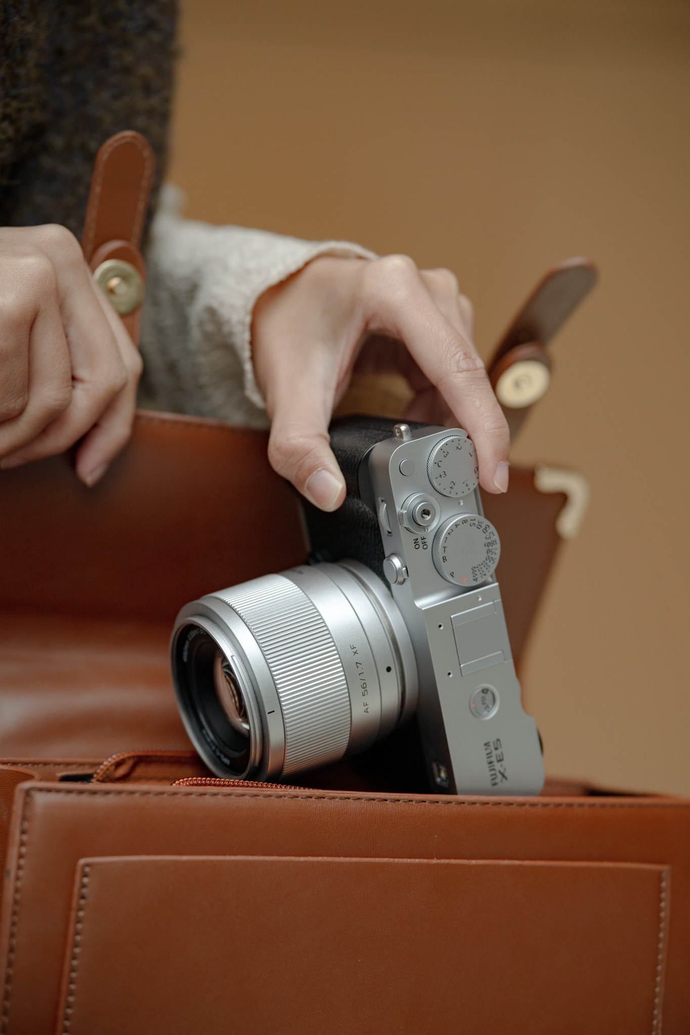 Viltrox 56mm f1.7 XF Silver kompaktowa budowa