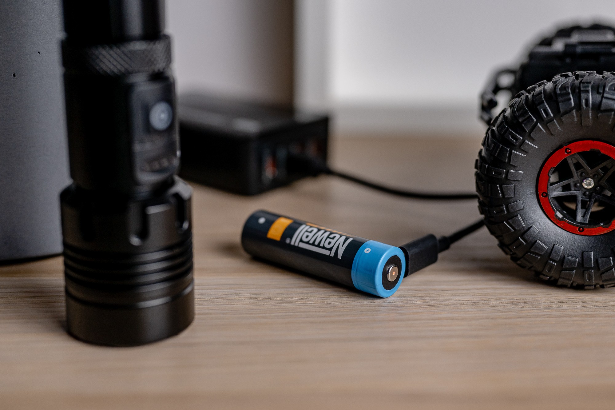 Newell 18650 USB-C dioda LED kontrola ładowania