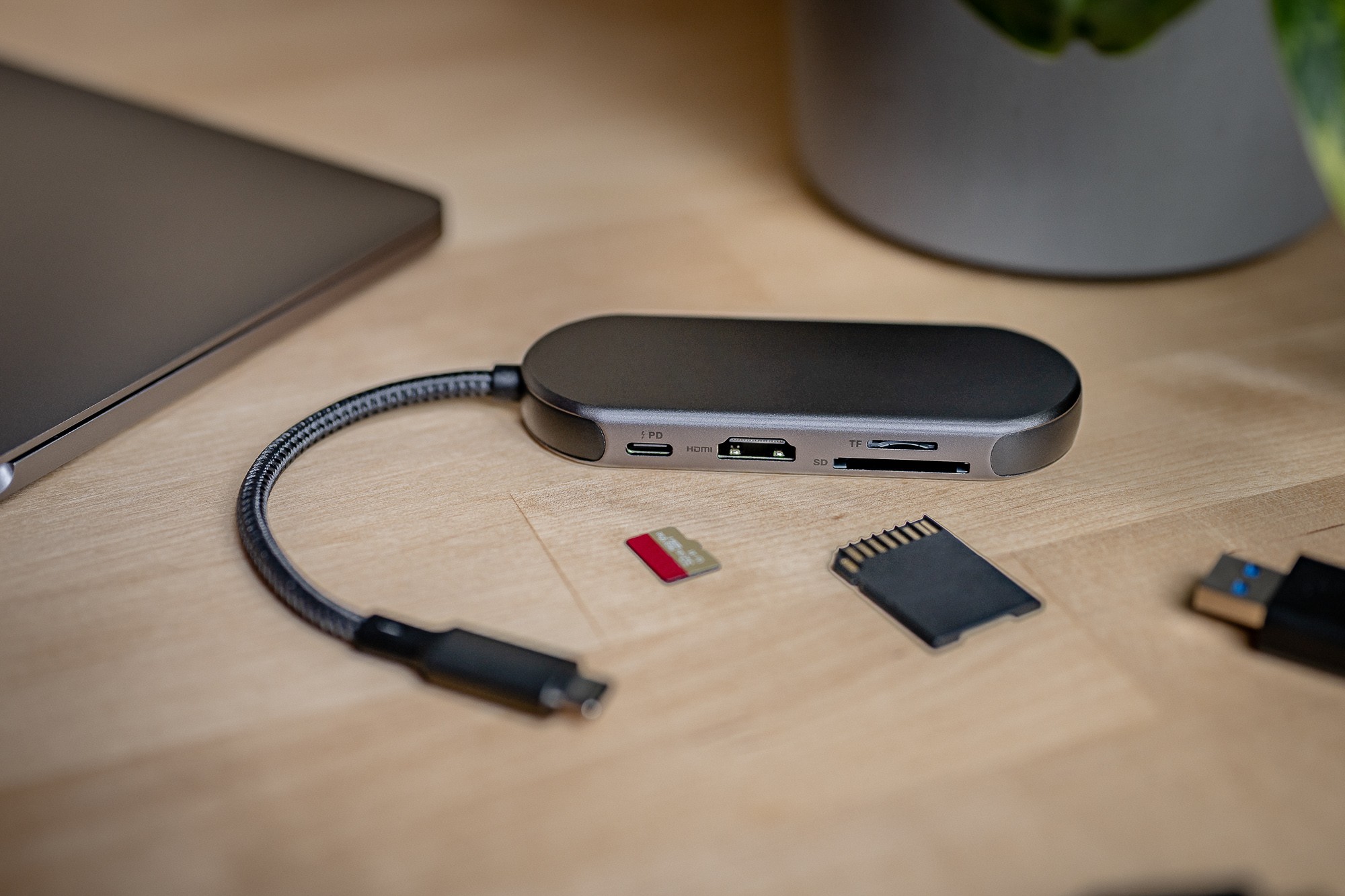 Hub Newell 7 w 1 kompatybilność Mac Windows iPad