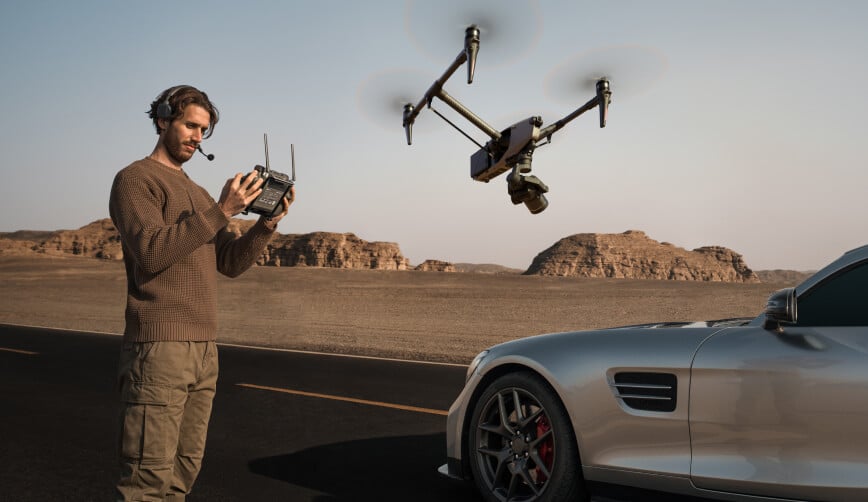 Wykrywa i omija przeszkody