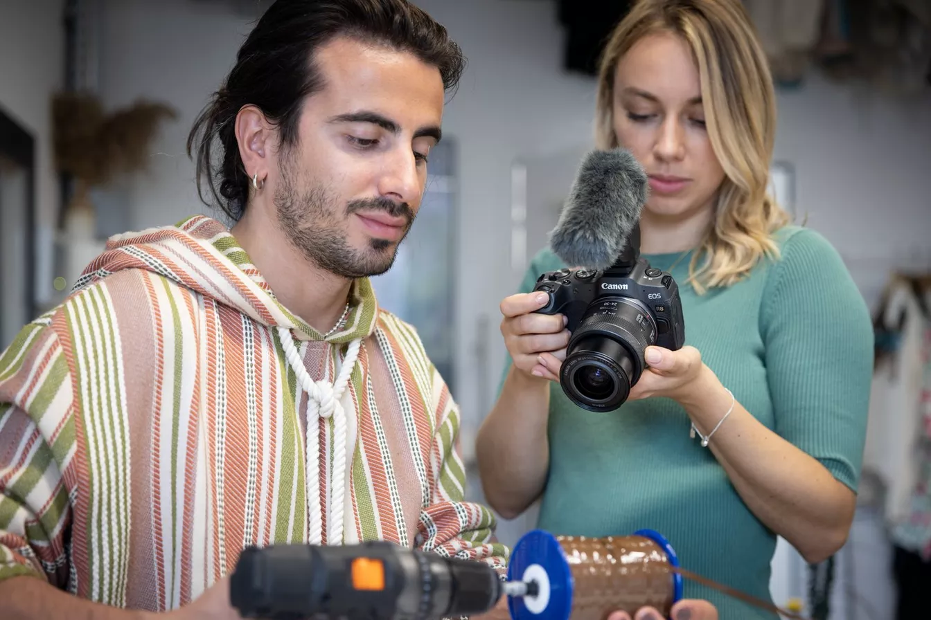 Canon EOS R8 widok z boku