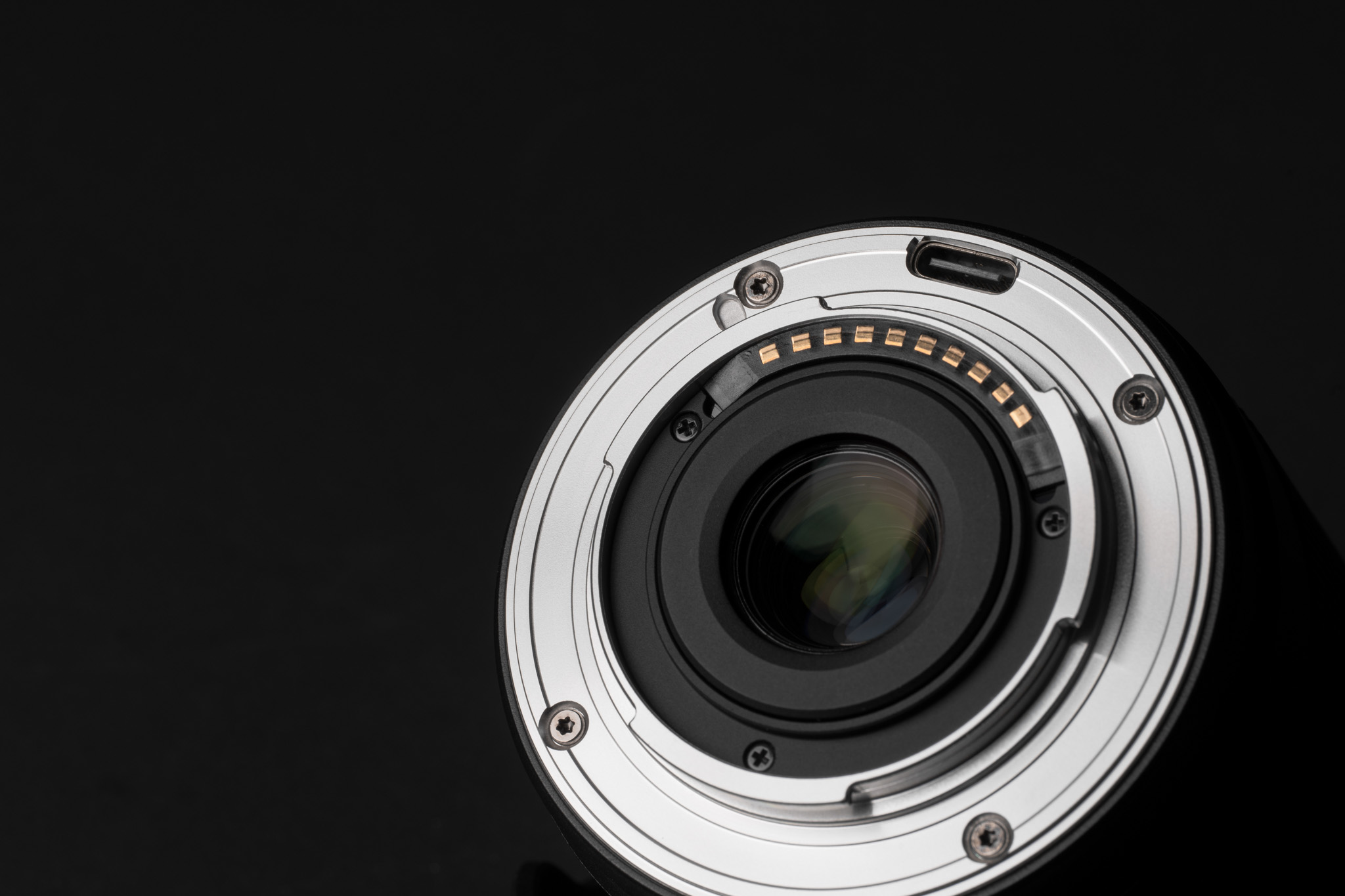 Jasna przysłona F2.8 – idealna do pracy w słabym świetle i nocnych zdjęć